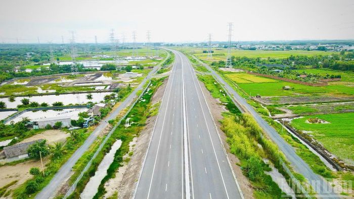 Dự án cao tốc Bến Lức-Long Thành có tổng mức đầu tư là 29.587 tỷ đồng, sử dụng các nguồn vốn vay JICA, vay ADB, vốn đối ứng từ ngân sách nhà nước và vốn Tổng công ty Đầu tư phát triển đường cao tốc Việt Nam thu xếp.