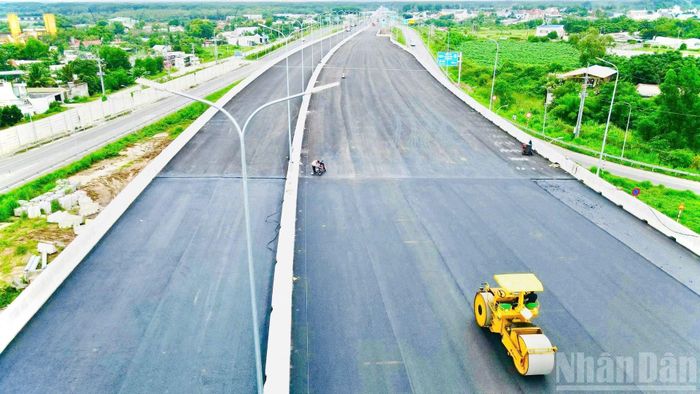 Đơn vị thi công những hạng mục cuối cùng của nút giao giữa Quốc lộ 51 với cao tốc Bến Lức-Long Thành thuộc địa phận thành phố Đồng Nai.