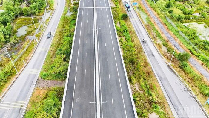 Đường cao tốc Bến Lức-Long Thành được đầu tư với quy mô 4 làn xe cơ giới, 2 làn dừng khẩn cấp.