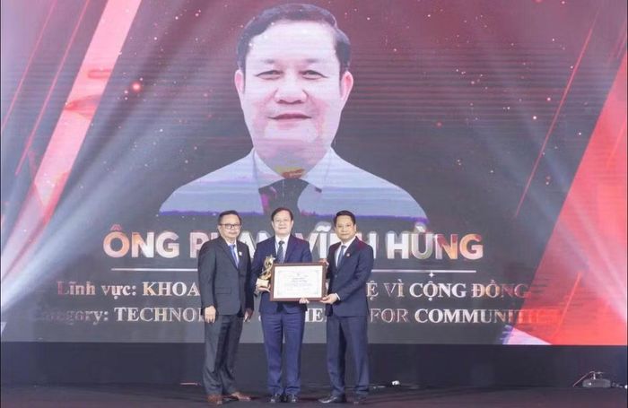 Tổng Biên tập Báo Đại đoàn kết Trương Thành Trung và ông Nguyễn Hoàng Giang, Thành viên Ban Điều hành SABECO, Tổng Giám đốc SATRACO trao giải cho cá nhân được vinh danh tại Chương trình “Vinh danh Người truyền lửa” năm 2025. (Ảnh: Quang Vinh)