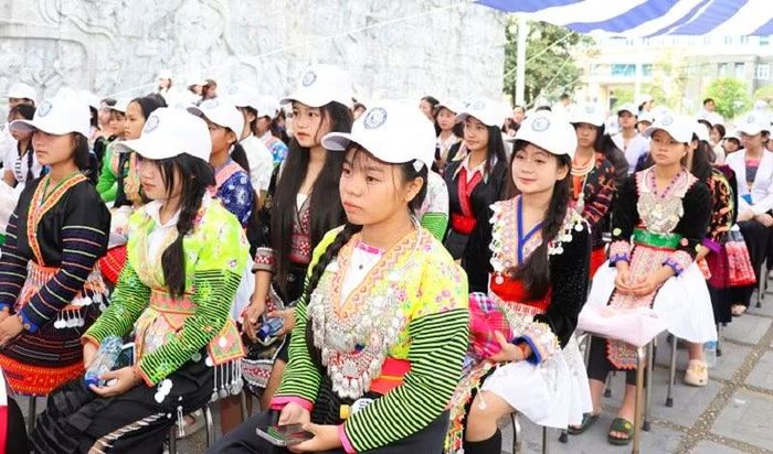 Học sinh, sinh viên con em đồng bào các dân tộc thiểu số tỉnh Điện Biên dự lễ phát động phòng, chống tảo hôn và hôn nhân cận huyết thống. (Ảnh: LÊ LAN)