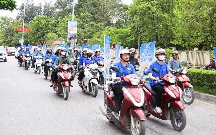 Đoàn viên thanh niên tỉnh Điện Biên diễu hành trên các tuyến phố trung tâm trên địa bàn phường Điện Biên Phủ để hưởng ứng lễ Phát động phòng, chống tảo hôn và hôn nhân cận huyết thống. (Ảnh: LÊ LAN)