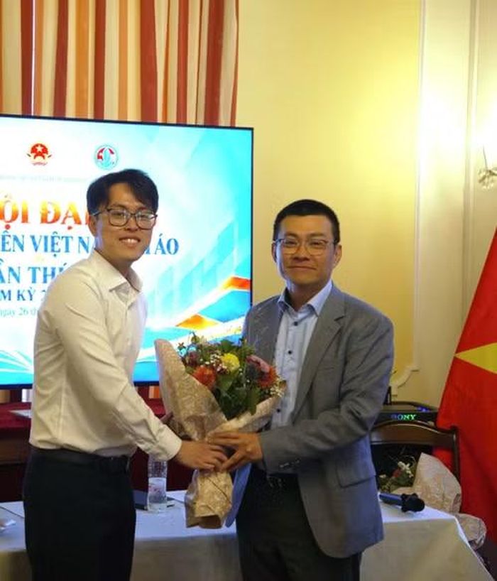 Ông Vũ Lê Thái Hoàng, Đại sứ Việt Nam tại Cộng hòa Áo, tặng hoa chúc mừng Chủ tịch Hội Sinh viên Việt Nam tại Áo Lê Duy Hiệp.