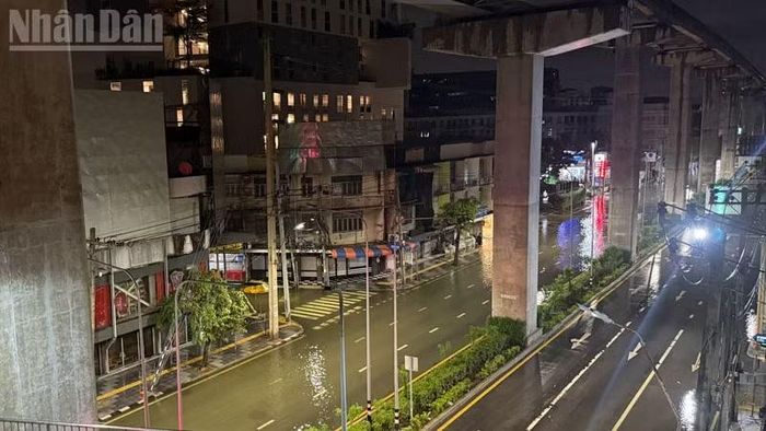 Nhiều tuyến phố tại Bangkok bị ngập do mưa lớn kéo dài nhiều ngày. (Ảnh: MINH THẮNG)