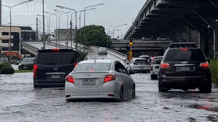 Mưa lớn kéo dài gây ngập tại nhiều tuyến đường ở thủ đô Bangkok và các tỉnh lân cận. (Ảnh: MINH THẮNG)