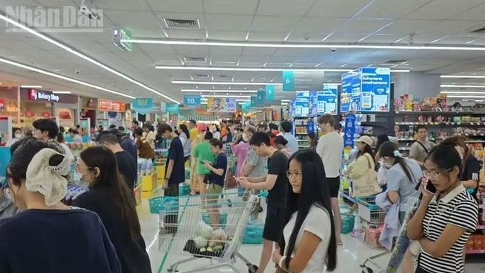 Người dân Bangkok đổ xô mua nhu yếu phẩm tại các siêu thị. (Ảnh: XUÂN SƠN)