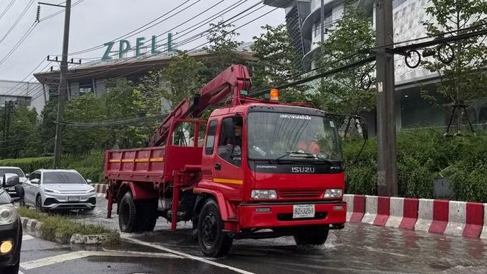 Xe cứu hộ được huy động để giải tỏa tắc nghẽn. (Ảnh: MINH THẮNG)