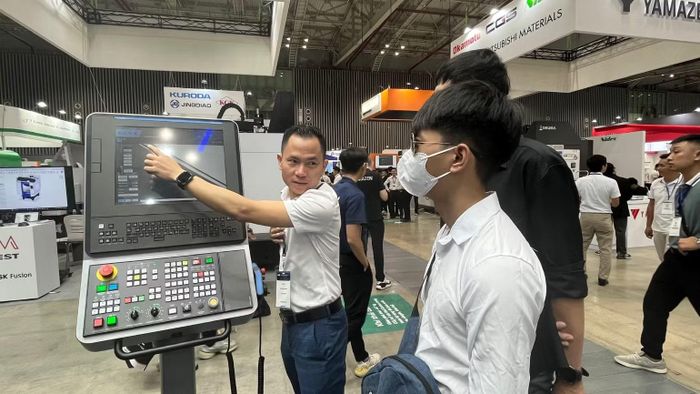 Doanh nghiệp nước ngoài giới thiệu công nghệ tự động cho khách tham quan tại Thành phố Hồ Chí Minh. (Ảnh: A.T)