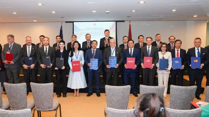 Trao biên bản ký kết hợp tác giữa Tập đoàn Giáo dục EQuest và Ngân hàng Standard Chartered (chi nhánh New York) với sự chứng kiến của Tổng Bí thư, Chủ tịch nước Tô Lâm và đoàn công tác của Chính phủ Việt Nam. (Ảnh: VIFC-HCMC)