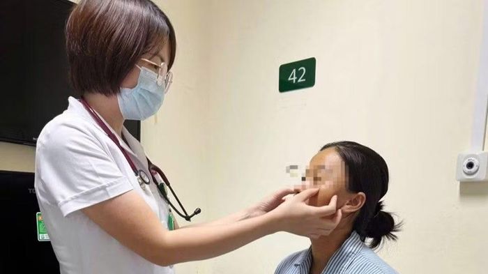 Bác sĩ Viện Y học nhiệt đới Bạch Mai thăm khám cho sản phụ bị viêm gan B đang điều trị.