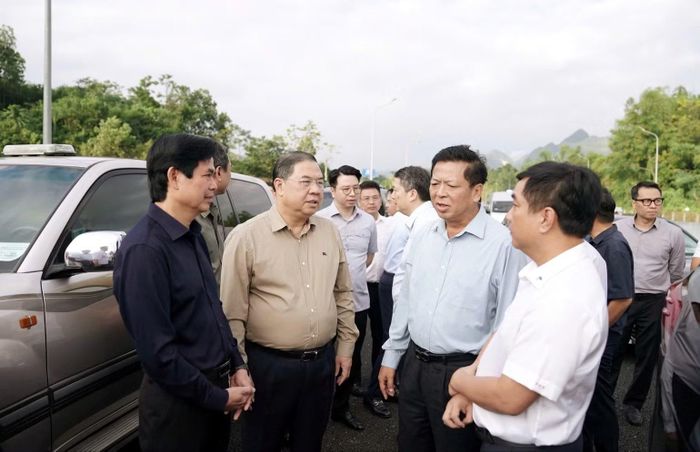 Đoàn công tác của đồng chí Phó Thủ tướng Thường trực Chính phủ trao đổi với lãnh đạo tỉnh Lạng Sơn trên dự án đường cao tốc Hữu Nghị-Chi Lăng. (Ảnh: TRÍ DŨNG)