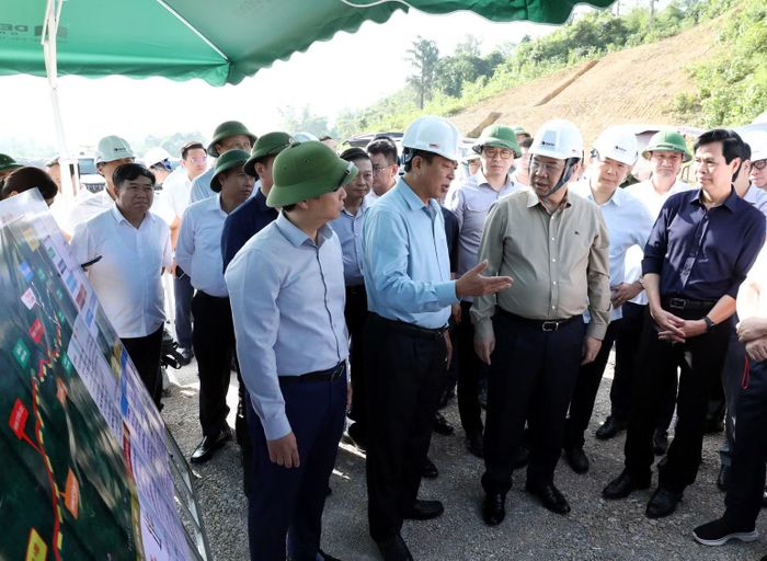 Phó Thủ tướng Thường trực Chính phủ nghe Bộ trưởng Xây dựng báo cáo. (Ảnh: THÀNH NAM)