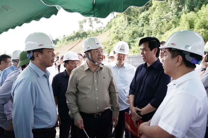 Đồng chí Phó Thủ tướng Thường trực Chính phủ trao đổi tại buổi kiểm tra. (Ảnh: TRÍ DŨNG)