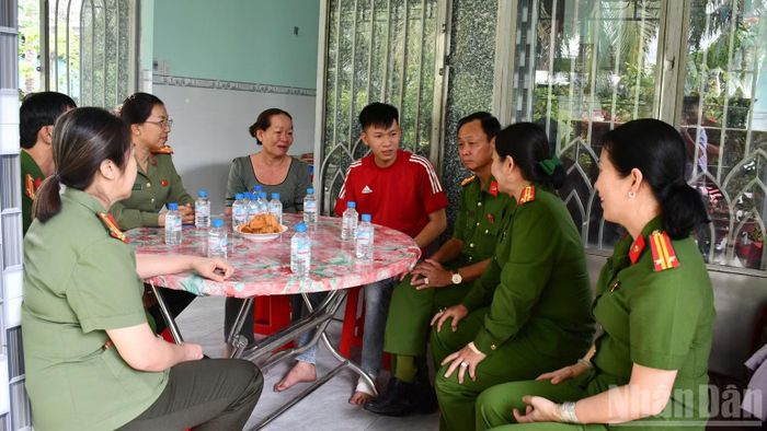 Đại diện Ban Giám đốc Công an tỉnh Đồng Tháp đến thăm hỏi, động viên đồng chí Hồ Xuân Hương. (Ảnh: THANH VIỆT)