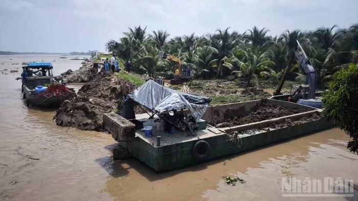 Các phương tiện, máy móc được huy động để nhanh chóng khắc phục sự cố sạt lở. (Ảnh: HOÀNG TRUNG)