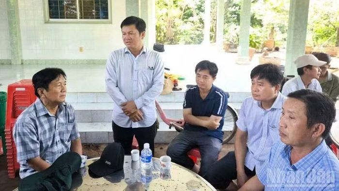 Chính quyền địa phương tổ chức họp dân để bàn giải pháp ứng phó sạt lở. (Ảnh: HOÀNG TRUNG)