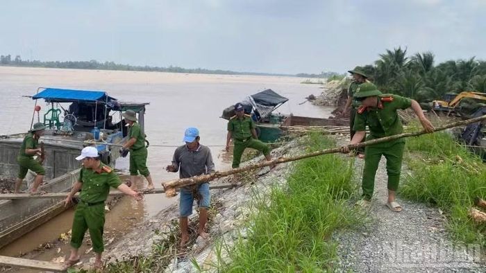 Chính quyền địa phương huy động lực lượng ứng phó sạt lở. (Ảnh: HOÀNG TRUNG)