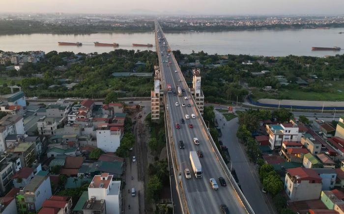 Giao thông trên Cầu Nhật Tân khi có bổ sung các biển báo giữ khoảng cách an toàn ngày 27/9. (Ảnh: CTV)