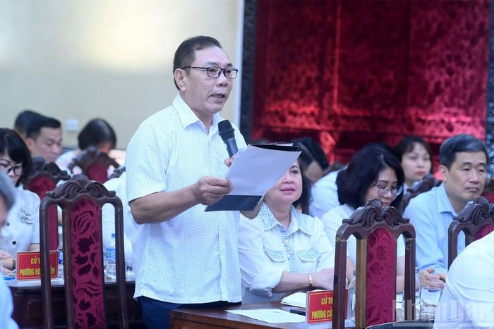 Cử tri phát biểu nêu các kiến nghị với các Đại biểu Quốc hội.