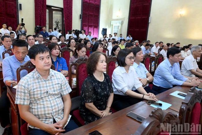Các cử tri tham dự Hội nghị Đại biểu Quốc hội tiếp xúc cử tri trước Kỳ họp thứ hai, Quốc hội khóa XVI.