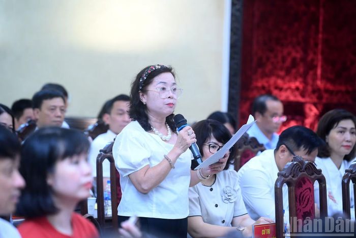 Cử tri phát biểu nêu các kiến nghị với các Đại biểu Quốc hội.