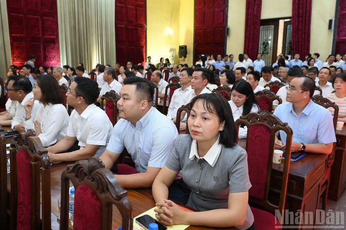 Các cử tri dự Hội nghị Đại biểu Quốc hội tiếp xúc cử tri trước Kỳ họp thứ hai, Quốc hội khóa XVI.