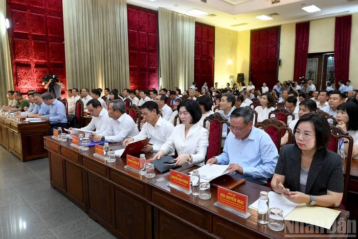 Lãnh đạo thành phố Hà Nội và các cử tri tham dự Hội nghị Đại biểu Quốc hội tiếp xúc cử tri trước Kỳ họp thứ hai, Quốc hội khóa XVI.