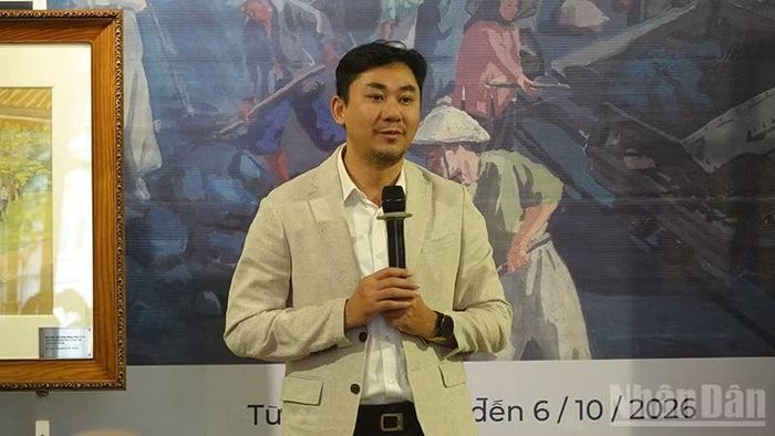 Ông Trần Minh Công, Phó Giám đốc phụ trách Bảo tàng Mỹ thuật Thành phố Hồ Chí Minh phát biểu tại lễ khai mạc triển lãm "Văn Giáo - Đất nước mùa xuân". (Ảnh: LINH BẢO)