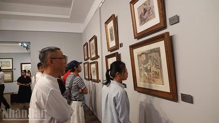 Đông đảo công chúng xem tranh Văn Giáo tại lễ khai mạc triển lãm. (Ảnh: LINH BẢO)