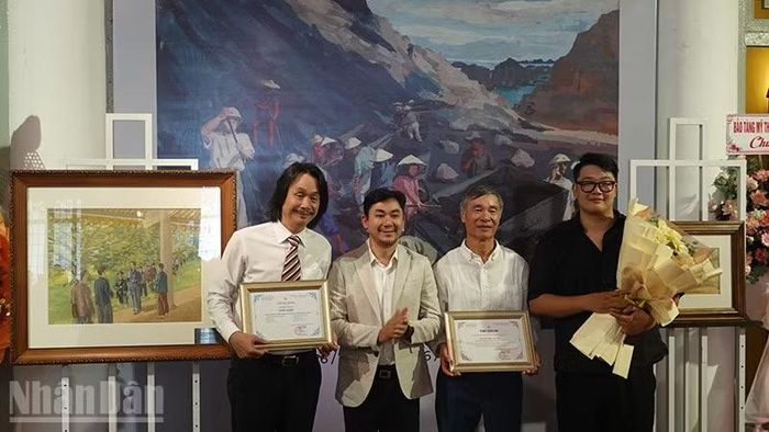 Đại diện Bảo tàng Mỹ thuật Thành phố Hồ Chí Minh trao chứng nhận, thư cảm ơn đến gia đình họa sĩ Văn Giáo. (Ảnh: LINH BẢO)