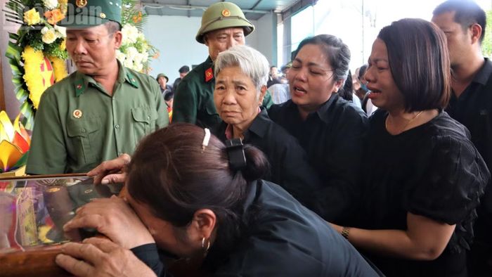 Vợ và các con, cháu Liệt sĩ Nguyễn Văn Tuấn đón người chồng, người cha anh hùng "trở về".