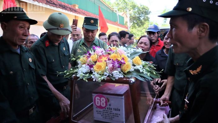Chính quyền địa phương, thân nhân, xóm làng đón hài cốt Liệt sĩ Nguyễn Văn Tuấn.