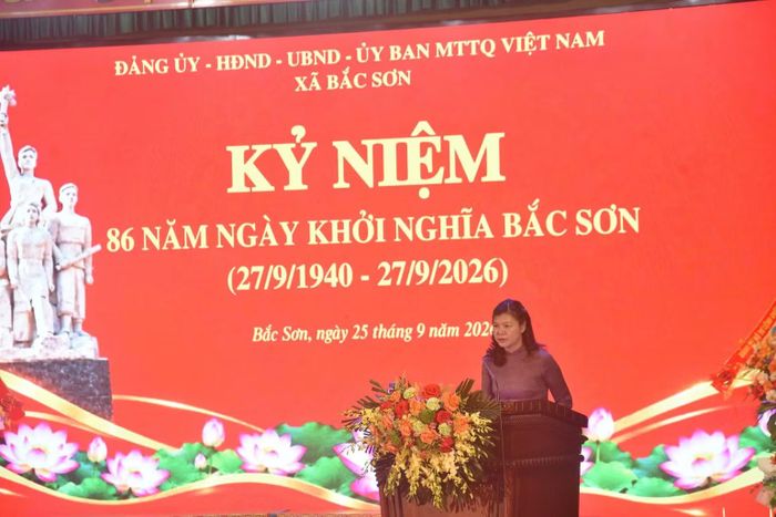 Đồng chí Phùng Thị Thanh Nga, Bí thư Đảng ủy, Chủ tịch Hội đồng nhân dân xã Bắc Sơn phát biểu tại Lễ Kỷ niệm 86 năm Ngày Khởi nghĩa Bắc Sơn. (Ảnh: DOÃN TUẤN)