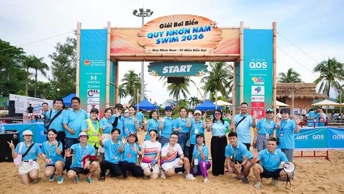 Đại biểu, vận động viên tham dự khai mạc Giải bơi biển “Quy Nhơn Nam Swim 2026”. (Ảnh: ĐẶNG VIỆT)