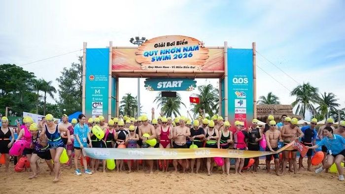 Các vận động viên xuất phát ở cự ly bơi 1km tại Giải bơi biển “Quy Nhơn Nam Swim 2026”. (Ảnh: ĐẶNG VIỆT)