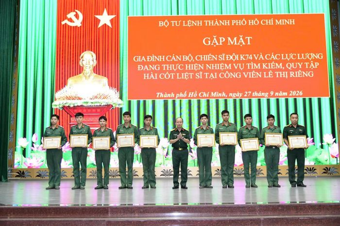 Thủ trưởng Bộ Tư lệnh Thành phố Hồ Chí Minh trao giấy khen cho các cá nhân có thành tích xuất sắc đột xuất trong triển khai tìm kiếm, quy tập hài cốt liệt sĩ. (Ảnh: CTV)