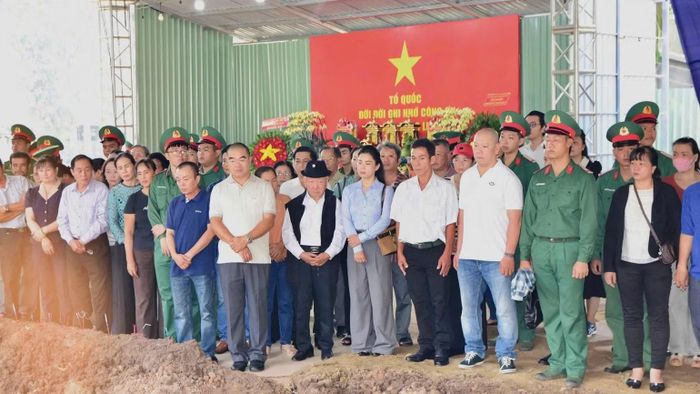 Thân nhân cán bộ, chiến sĩ Đội K74 tại khu vực tìm kiếm, quy tập hài cốt liệt sĩ. (Ảnh: CTV)