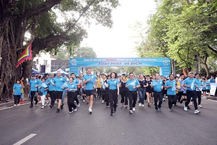 Đại diện lãnh đạo các cơ quan, thành phố và đại biểu khách mời tham gia chạy hướng ứng. (Ảnh: TM)