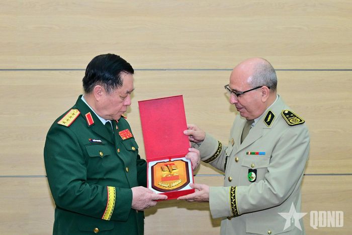  Đại tướng Nguyễn Trọng Nghĩa và Trung tướng Mabrouk Saba trao đổi biểu tượng. 