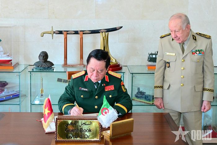 Đại tướng Nguyễn Trọng Nghĩa ghi sổ lưu niệm.  