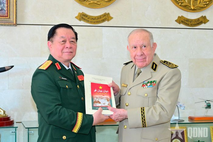  Đại tướng Nguyễn Trọng Nghĩa và Đại tướng Said Chengriha trao đổi biểu tượng, tặng phẩm. 