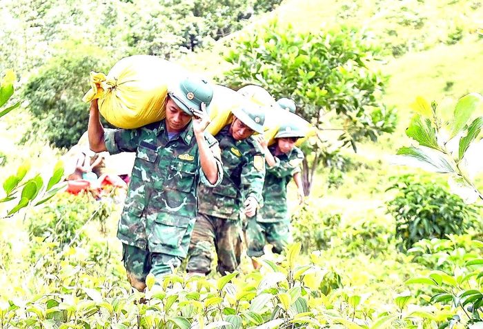 Vác thóc về nhà người dân. 