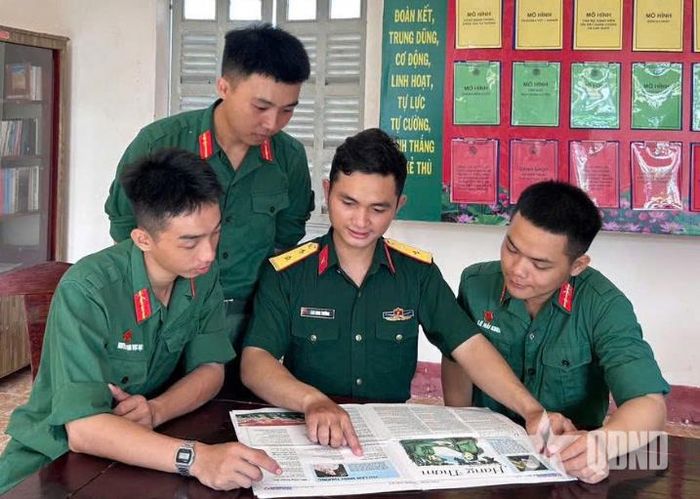  Trung úy Lâm Minh Thường chia sẻ với các chiến sĩ bài thơ được đăng báo.