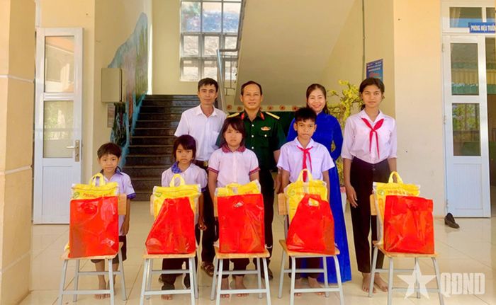  Đoàn Kinh tế - Quốc phòng 778 (Quân khu 7) trao quà tặng học sinh nghèo xã Phú Nghĩa, TP Đồng Nai.