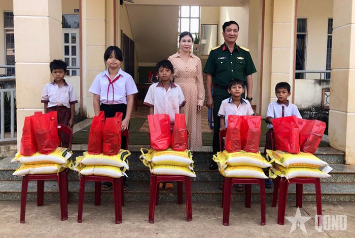 Đoàn Kinh tế - Quốc phòng 778 (Quân khu 7) trao quà tặng học sinh nghèo trên địa bàn biên giới TP Đồng Nai. 