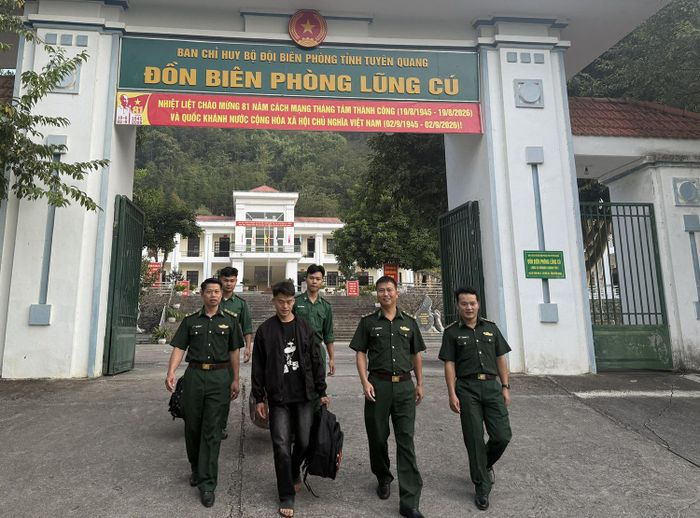 Đại diện Đồn Biên phòng Lũng Cú, Bộ đội Biên phòng tỉnh Tuyên Quang đưa em Thò Mí Và là con nuôi của đơn vị đến nhập học tại Trường Cao đẳng Than - Khoáng sản Việt Nam.