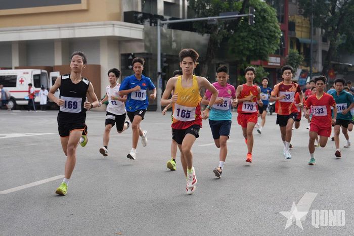 Các vận động viên tranh tài ở chung kết. Ảnh: NGÂN HÀ 