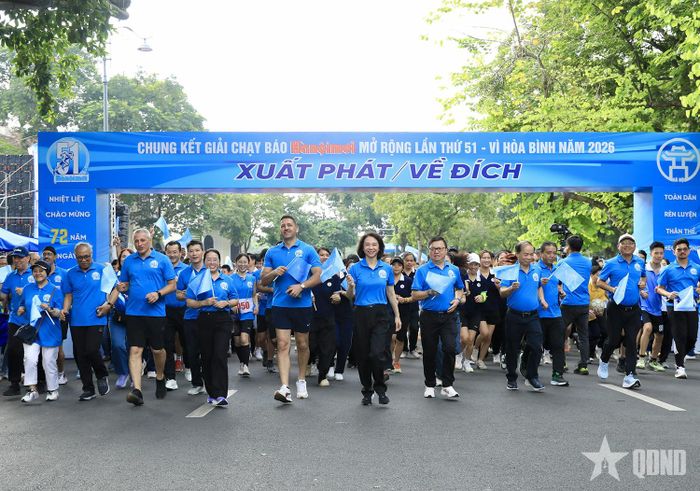  Các đại biểu tham gia chạy đồng hành. Ảnh: NGÂN HÀ