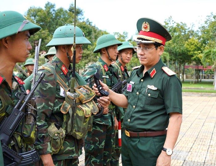  Thiếu tướng Phan Đại Nghĩa, Phó tư lệnh, Tham mưu trưởng Quân khu 5 kiểm tra bộ phận đi trước ra khu sơ tán. 