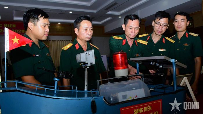  Đại tá Trần Quốc Hoàn giới thiệu nguyên lý hoạt động của sáng kiến “Hệ thống cung cấp thông tin, phát tín hiệu báo động và bơm hút tự động khi gặp sự cố ngập nước” với cán bộ Lữ đoàn 657. 